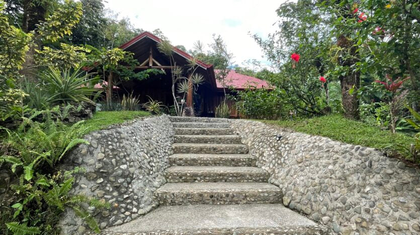 Private Jungle Estate Minutes From City & Coasta