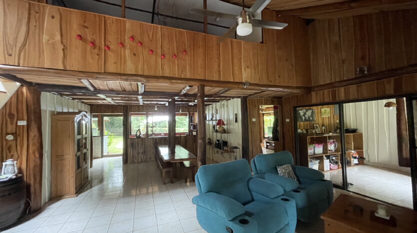 Private Jungle Estate Minutes From City & Coasta