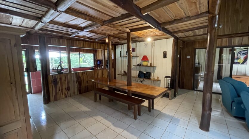 Private Jungle Estate Minutes From City & Coasta