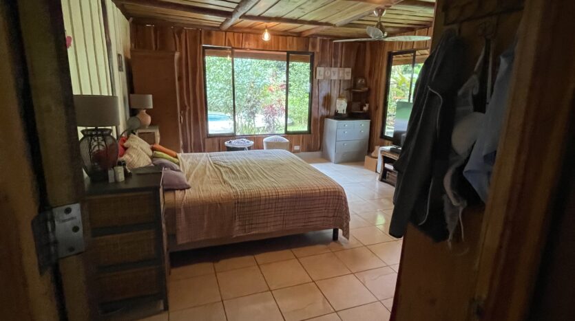 Private Jungle Estate Minutes From City & Coasta