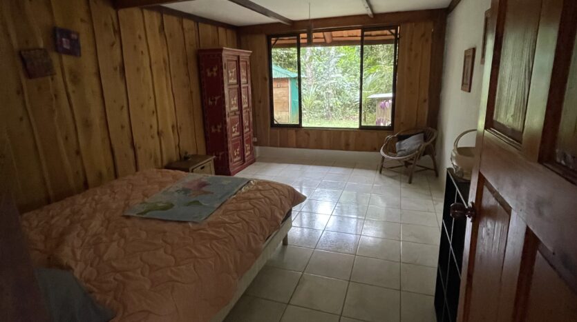 Private Jungle Estate Minutes From City & Coasta