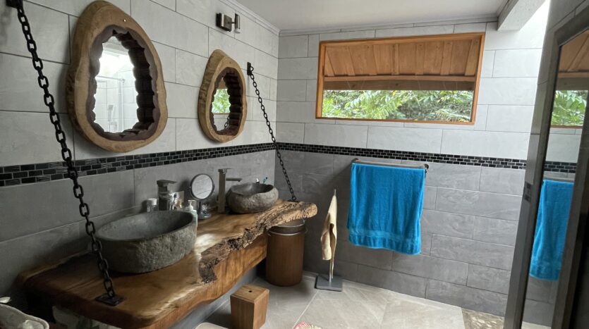 Private Jungle Estate Minutes From City & Coasta