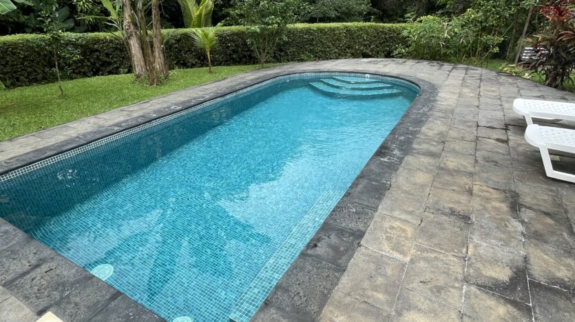 Private Jungle Estate Minutes From City & Coasta