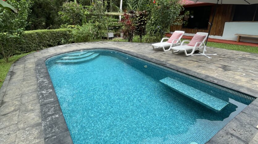 Private Jungle Estate Minutes From City & Coasta