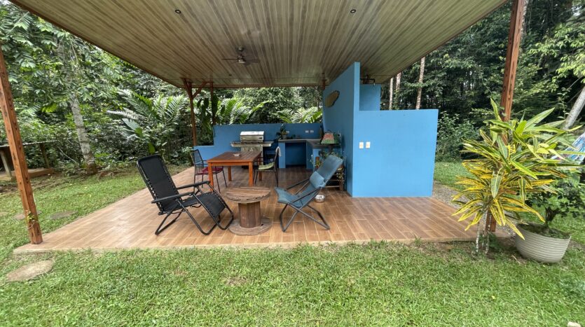 Private Jungle Estate Minutes From City & Coasta