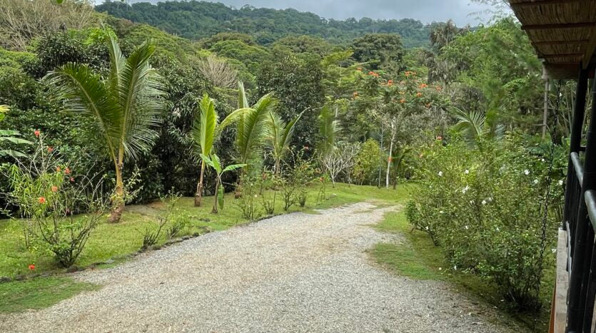 Private Jungle Estate Minutes From City & Coasta