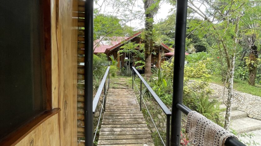 Private Jungle Estate Minutes From City & Coasta