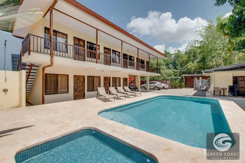 A highly-rated and high-occupancy resort with a hotel, cabins, on-site restaurant and a pool an easy 5-minute walk from PLAYA UVITA and Marino Ballena National 