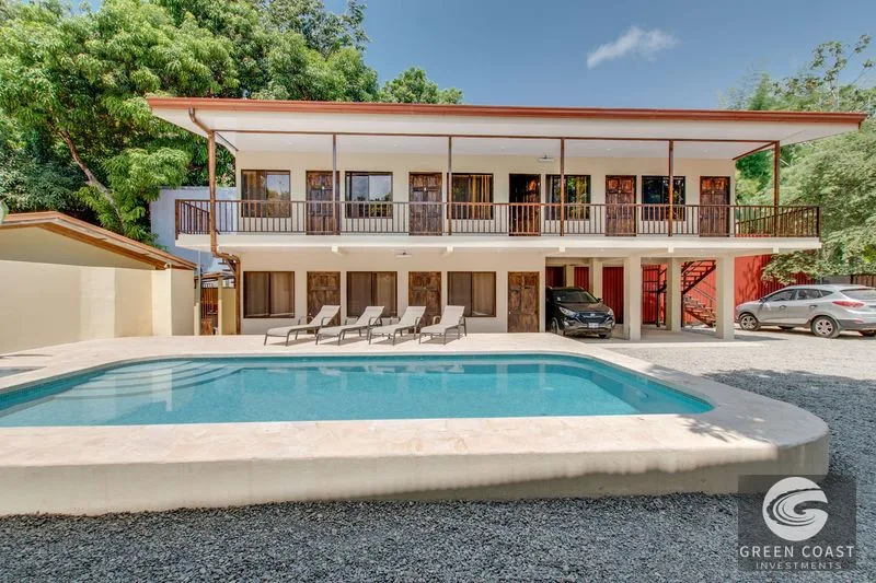 A highly-rated and high-occupancy resort with a hotel, cabins, on-site restaurant and a pool an easy 5-minute walk from PLAYA UVITA and Marino Ballena National 