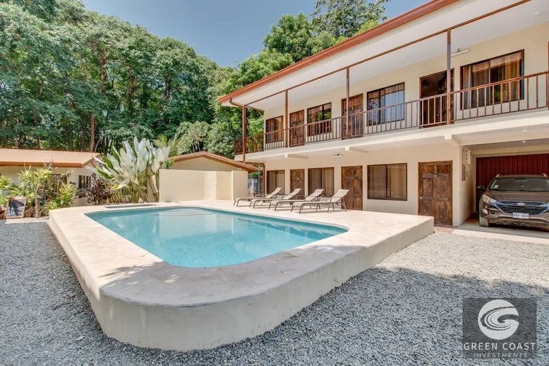 A highly-rated and high-occupancy resort with a hotel, cabins, on-site restaurant and a pool an easy 5-minute walk from PLAYA UVITA and Marino Ballena National 