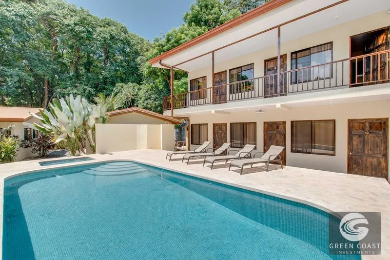 A highly-rated and high-occupancy resort with a hotel, cabins, on-site restaurant and a pool an easy 5-minute walk from PLAYA UVITA and Marino Ballena National 