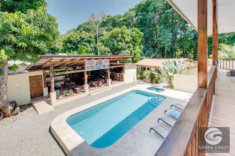 A highly-rated and high-occupancy resort with a hotel, cabins, on-site restaurant and a pool an easy 5-minute walk from PLAYA UVITA and Marino Ballena National 