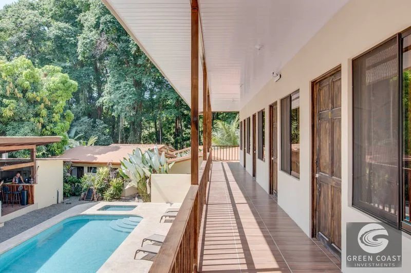 A highly-rated and high-occupancy resort with a hotel, cabins, on-site restaurant and a pool an easy 5-minute walk from PLAYA UVITA and Marino Ballena National 