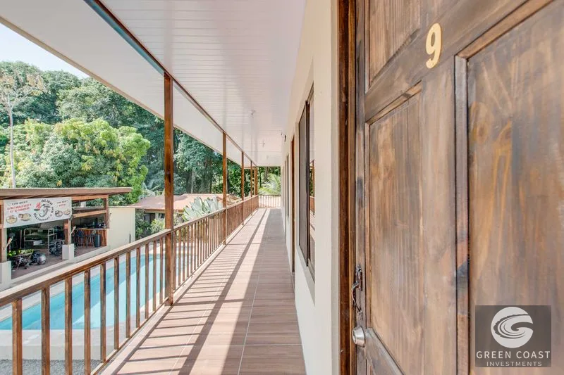A highly-rated and high-occupancy resort with a hotel, cabins, on-site restaurant and a pool an easy 5-minute walk from PLAYA UVITA and Marino Ballena National 