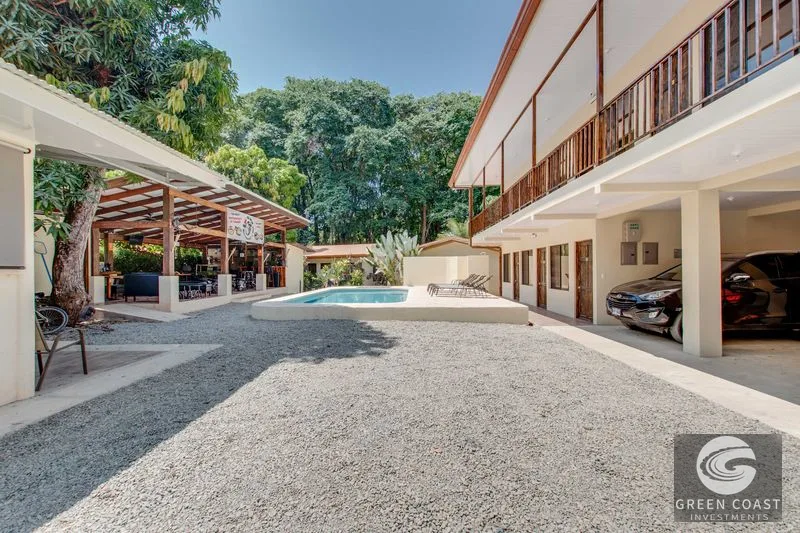 A highly-rated and high-occupancy resort with a hotel, cabins, on-site restaurant and a pool an easy 5-minute walk from PLAYA UVITA and Marino Ballena National 