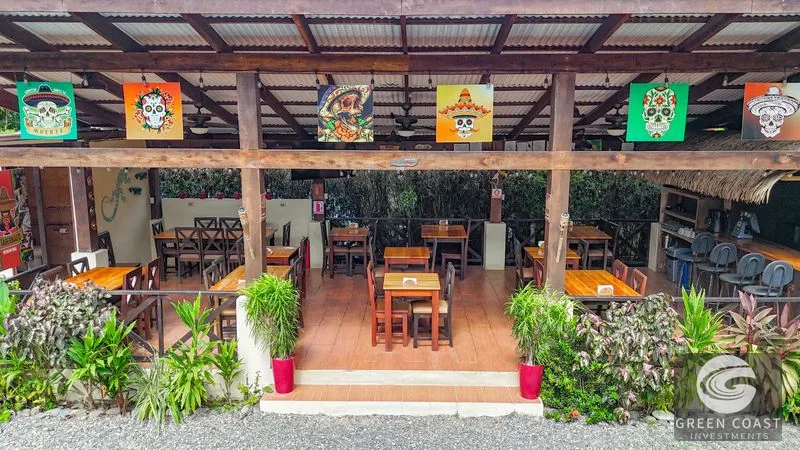 A highly-rated and high-occupancy resort with a hotel, cabins, on-site restaurant and a pool an easy 5-minute walk from PLAYA UVITA and Marino Ballena National 