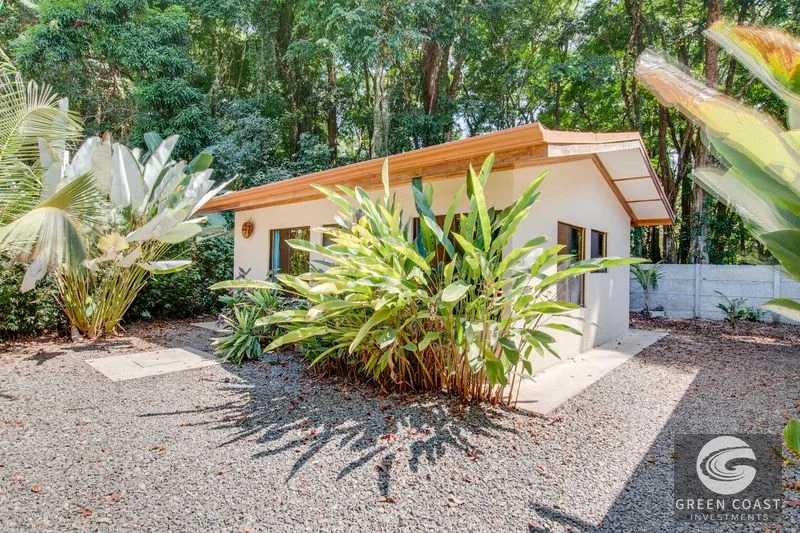 A highly-rated and high-occupancy resort with a hotel, cabins, on-site restaurant and a pool an easy 5-minute walk from PLAYA UVITA and Marino Ballena National 