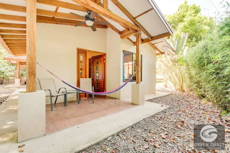 A highly-rated and high-occupancy resort with a hotel, cabins, on-site restaurant and a pool an easy 5-minute walk from PLAYA UVITA and Marino Ballena National 