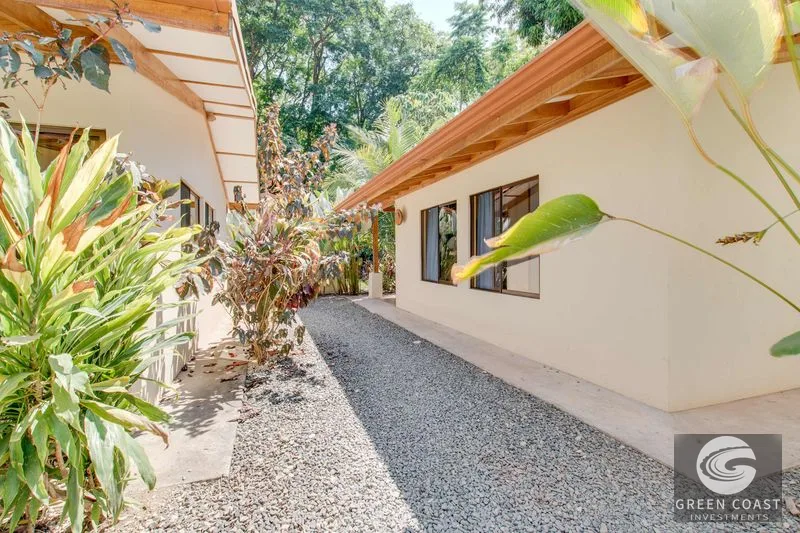 A highly-rated and high-occupancy resort with a hotel, cabins, on-site restaurant and a pool an easy 5-minute walk from PLAYA UVITA and Marino Ballena National 