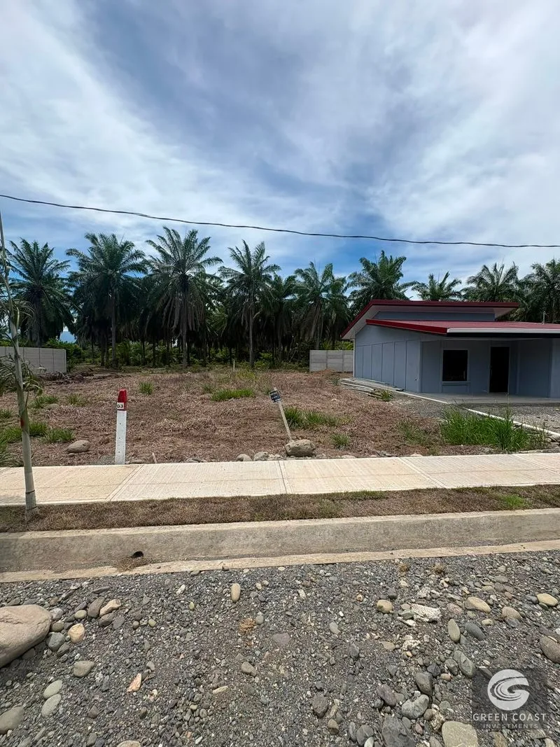 Lote Parrita Loma Linda frente calle pública ubicado en residencial con alta plusvalía con acera cordón de caño