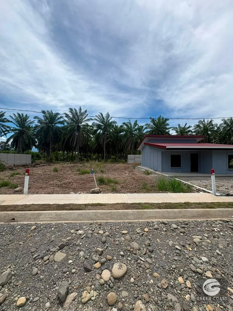 Lote Parrita Loma Linda frente calle pública ubicado en residencial con alta plusvalía con acera cordón de caño