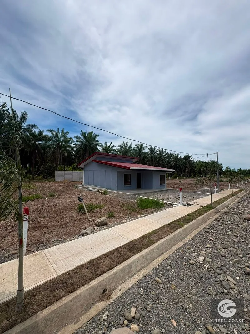 Lote Parrita Loma Linda frente calle pública ubicado en residencial con alta plusvalía con acera cordón de caño