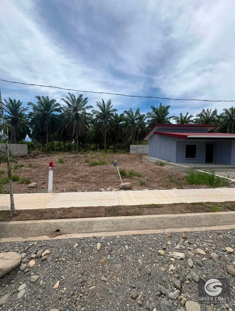 Lote Parrita Loma Linda frente calle pública ubicado en residencial con alta plusvalía con acera cordón de caño