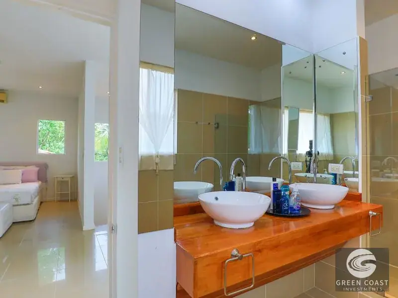 Elegant Estate with Guesthouse & Mountain Views in Secure Gated Community — view 23, Quepos, Costa Rica