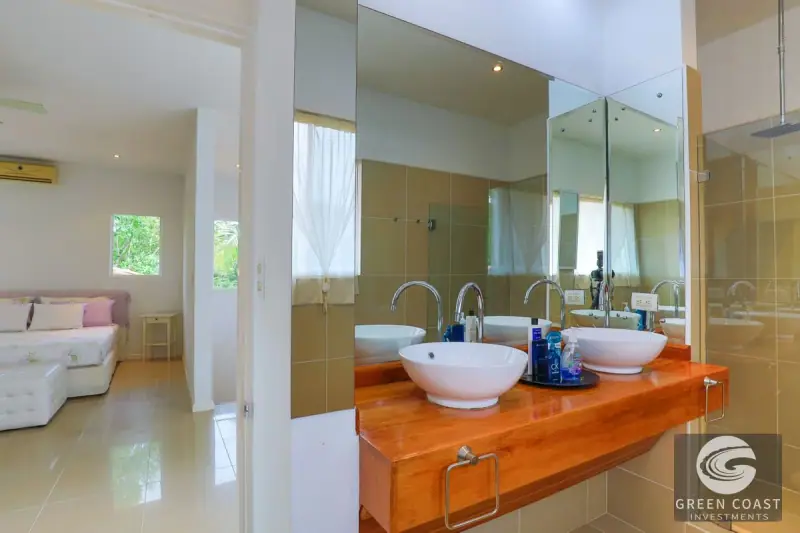 Elegant Estate with Guesthouse & Mountain Views in Secure Gated Community — view 53, Quepos, Costa Rica