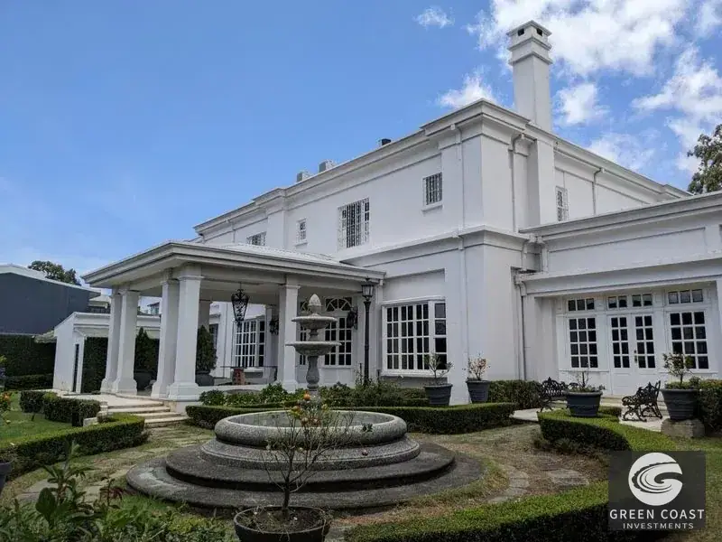 Elegant Italian-Style Luxury Villa with Lush Gardens in Prime San Pedro Location photo 1