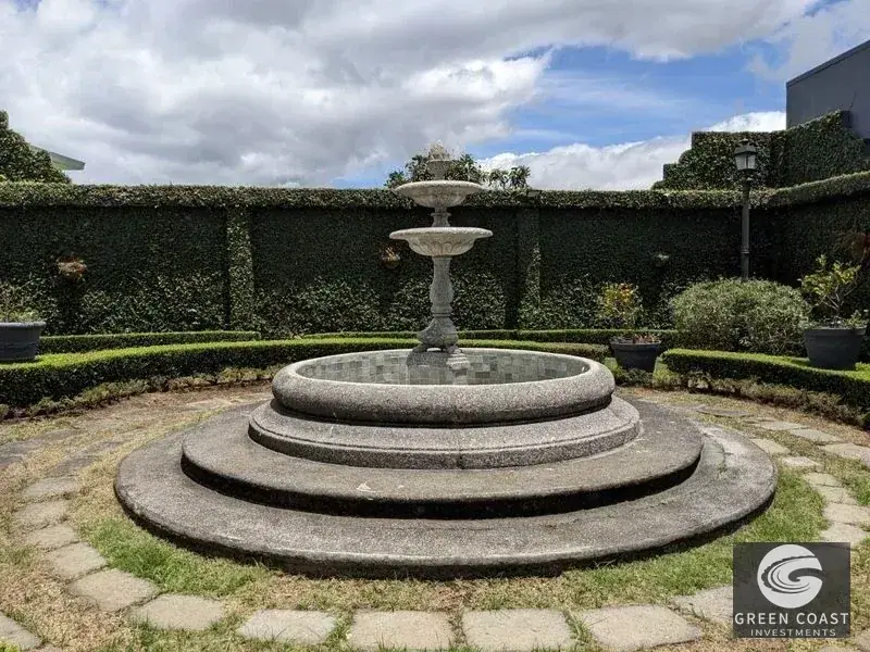 Elegant Italian-Style Luxury Villa with Lush Gardens in Prime San Pedro Location photo 3