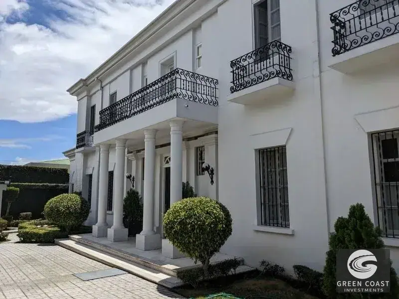Elegant Italian-Style Luxury Villa with Lush Gardens in Prime San Pedro Location photo 5