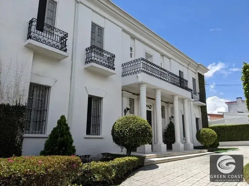 Elegant Italian-Style Luxury Villa with Lush Gardens in Prime San Pedro Location photo 6