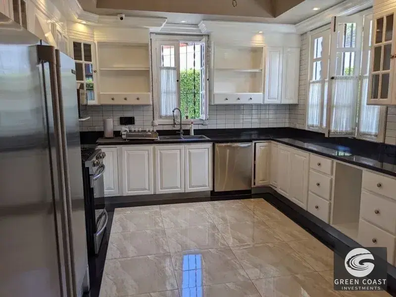 Elegant Italian-Style Luxury Villa with Lush Gardens in Prime San Pedro Location photo 7