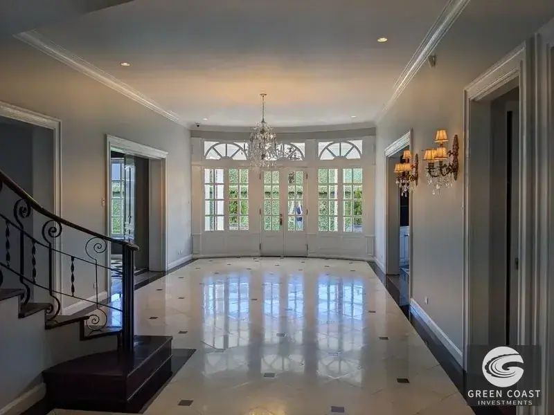 Elegant Italian-Style Luxury Villa with Lush Gardens in Prime San Pedro Location photo 11
