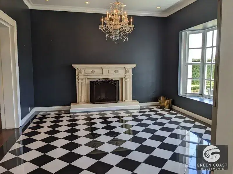 Elegant Italian-Style Luxury Villa with Lush Gardens in Prime San Pedro Location photo 13