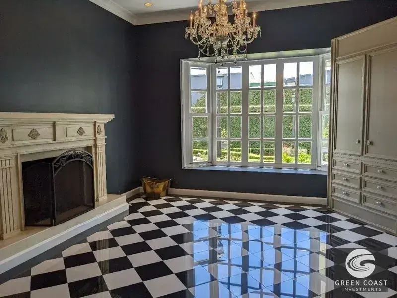 Elegant Italian-Style Luxury Villa with Lush Gardens in Prime San Pedro Location photo 14