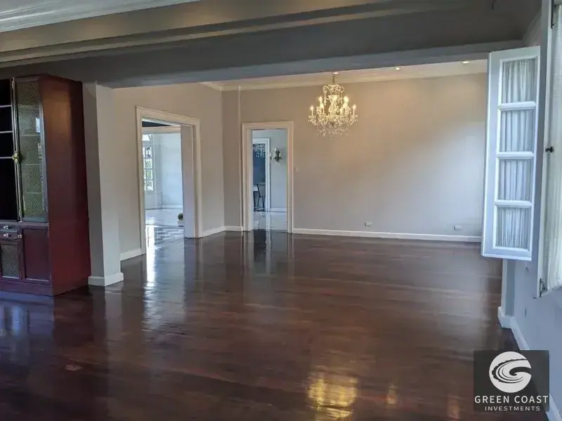 Elegant Italian-Style Luxury Villa with Lush Gardens in Prime San Pedro Location photo 16