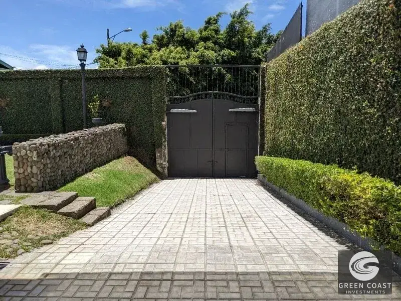 Elegant Italian-Style Luxury Villa with Lush Gardens in Prime San Pedro Location photo 25