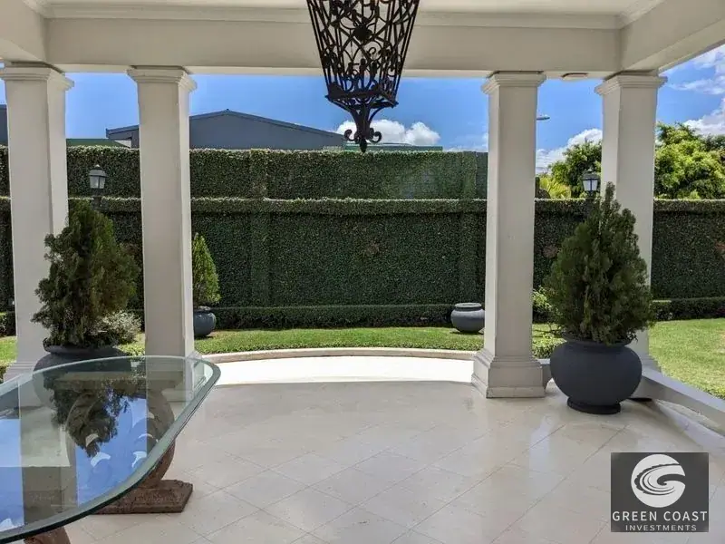 Elegant Italian-Style Luxury Villa with Lush Gardens in Prime San Pedro Location photo 27