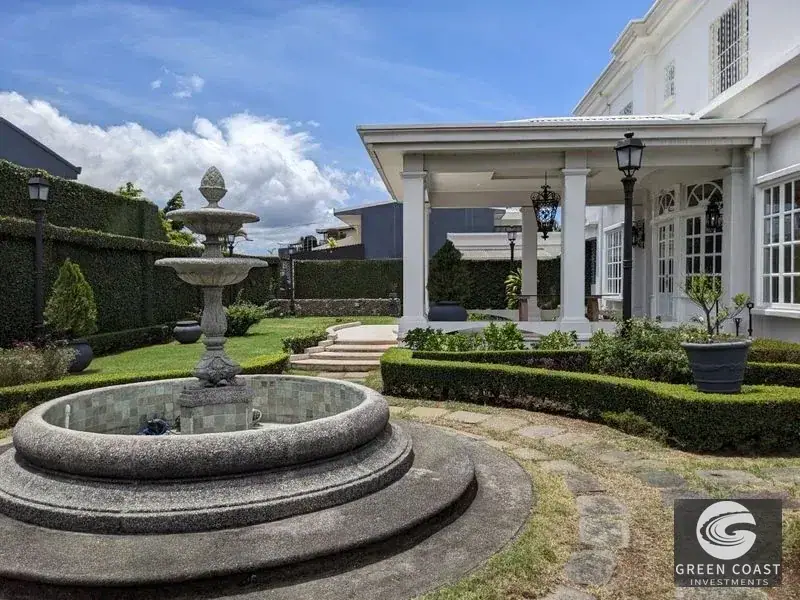 Elegant Italian-Style Luxury Villa with Lush Gardens in Prime San Pedro Location photo 30