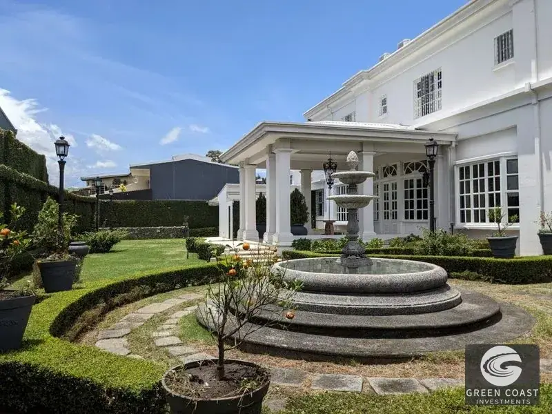 Elegant Italian-Style Luxury Villa with Lush Gardens in Prime San Pedro Location photo 36