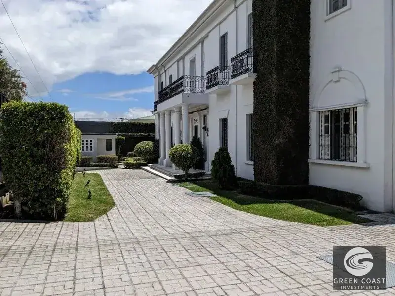 Elegant Italian-Style Luxury Villa with Lush Gardens in Prime San Pedro Location photo 38