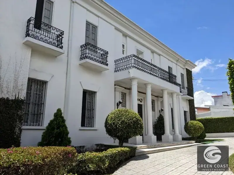 Elegant Italian-Style Luxury Villa with Lush Gardens in Prime San Pedro Location photo 40
