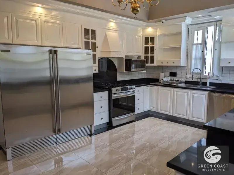 Elegant Italian-Style Luxury Villa with Lush Gardens in Prime San Pedro Location photo 42