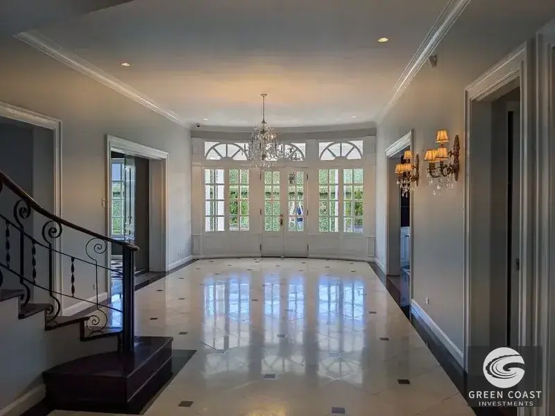 Elegant Italian-Style Luxury Villa with Lush Gardens in Prime San Pedro Location photo 45